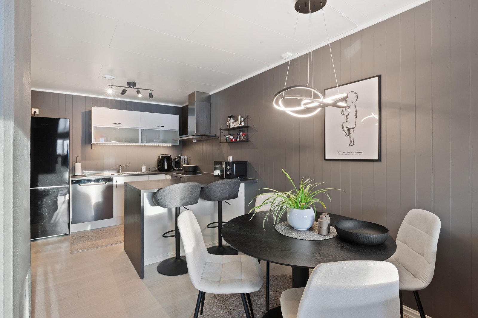 Spisegruppen finner sin naturlige plass like ved kjøkkenet. Galleribilde