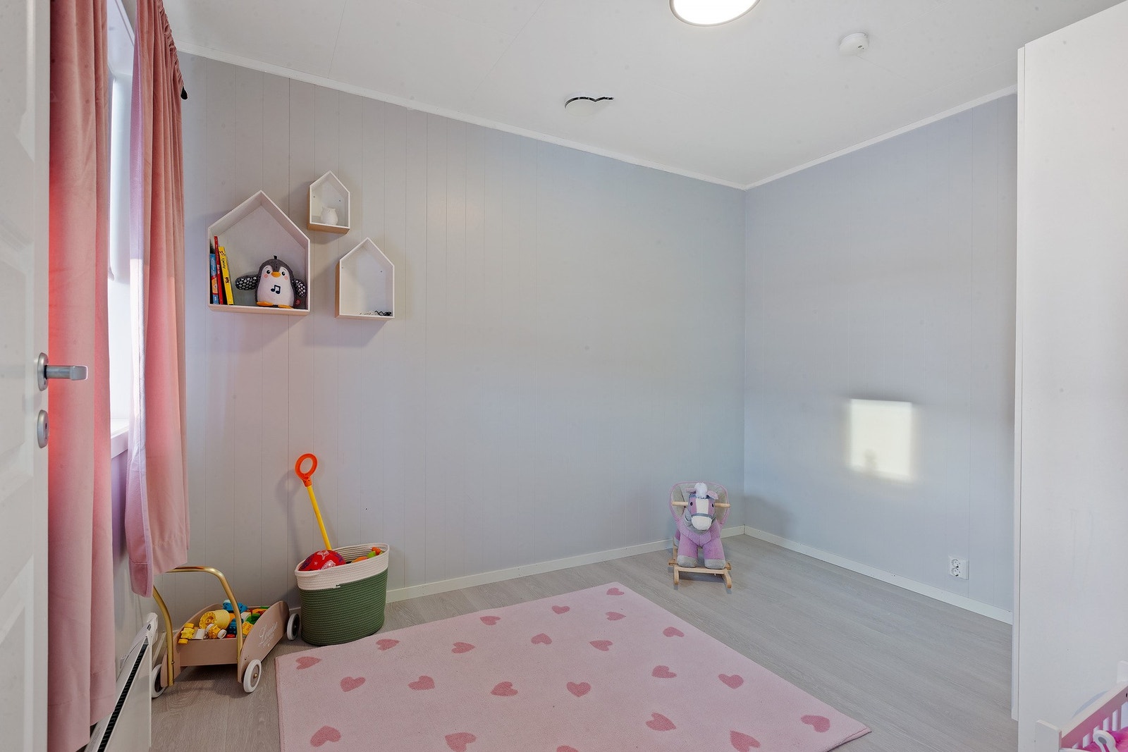 Soverom 2 er av ypperlig størrelse og kan fint også benyttes som hobbyrom. Galleribilde