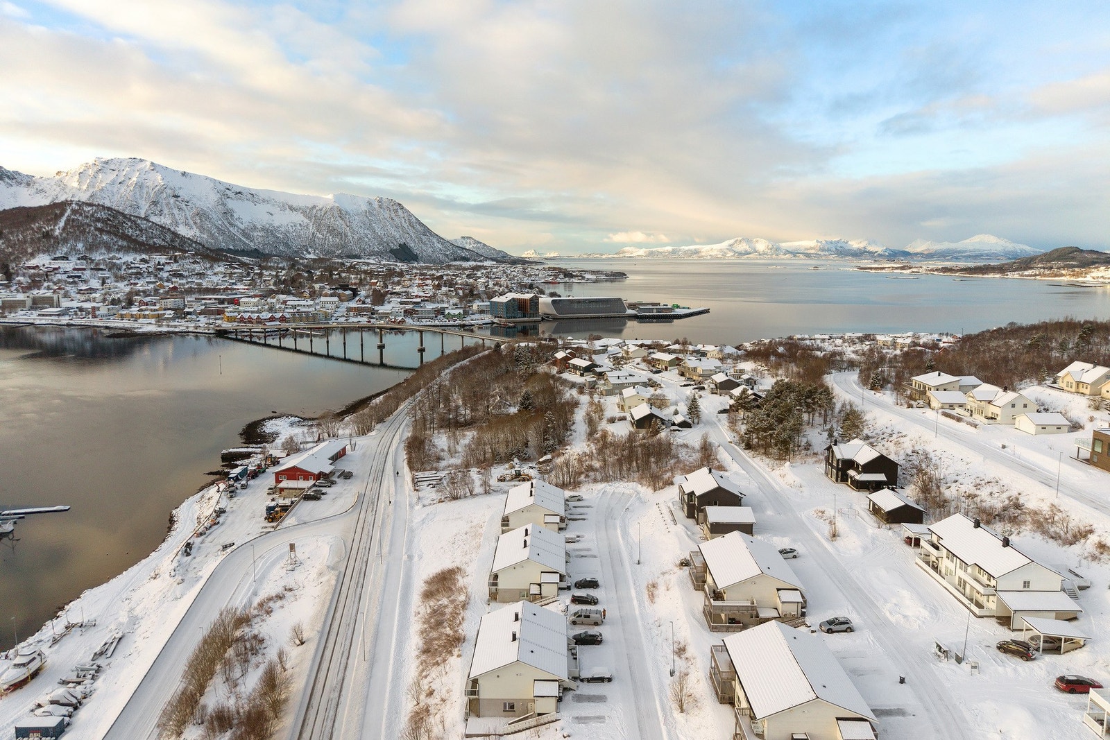 Rolig og barnevennlig område med svært gode sol- og utsiktsforhold, samt lotte turmuligheter. Galleribilde