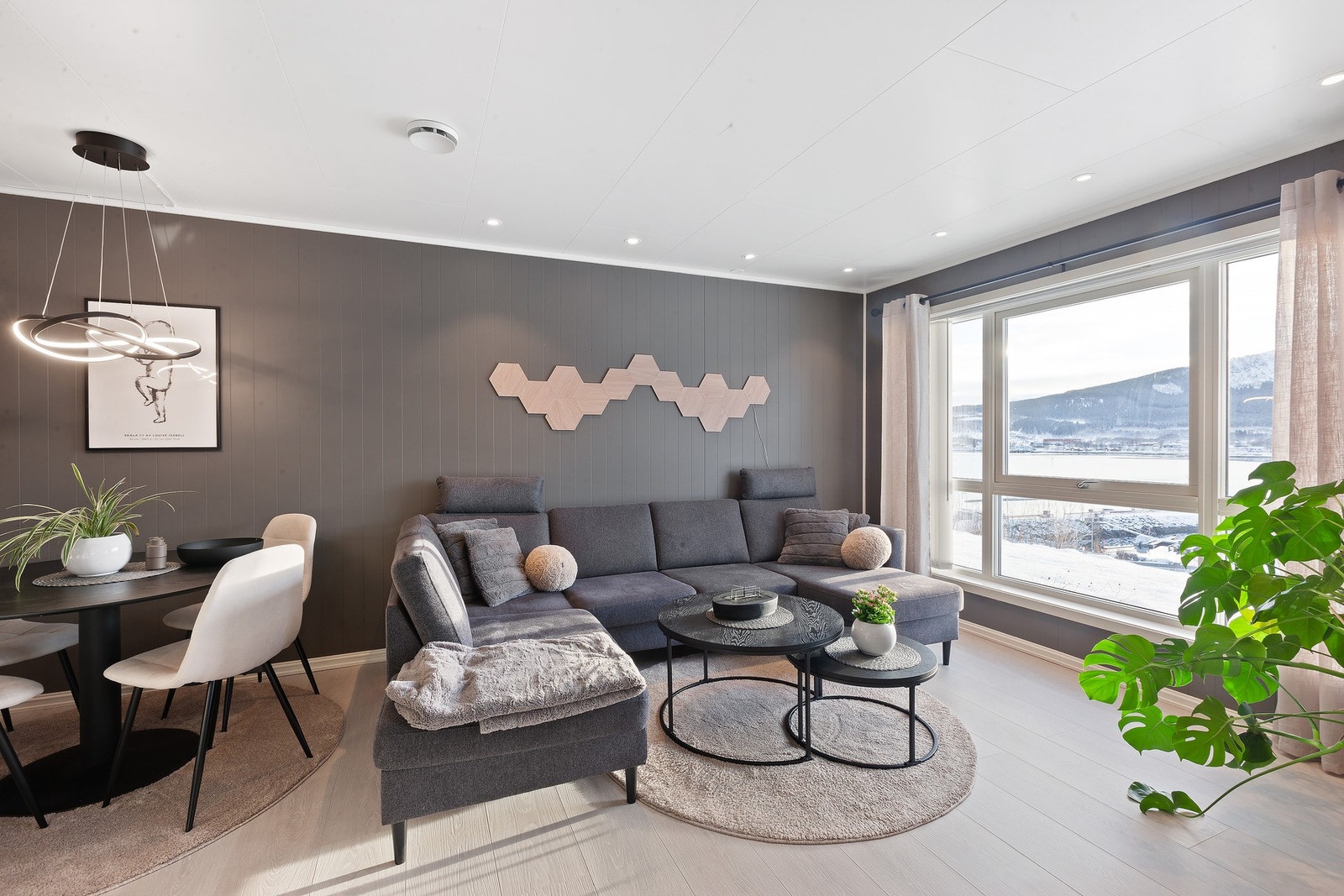 Lys og tiltalende stue med nydelig utsikt fra stuevinduer som vender ned mot sjøen. Galleribilde