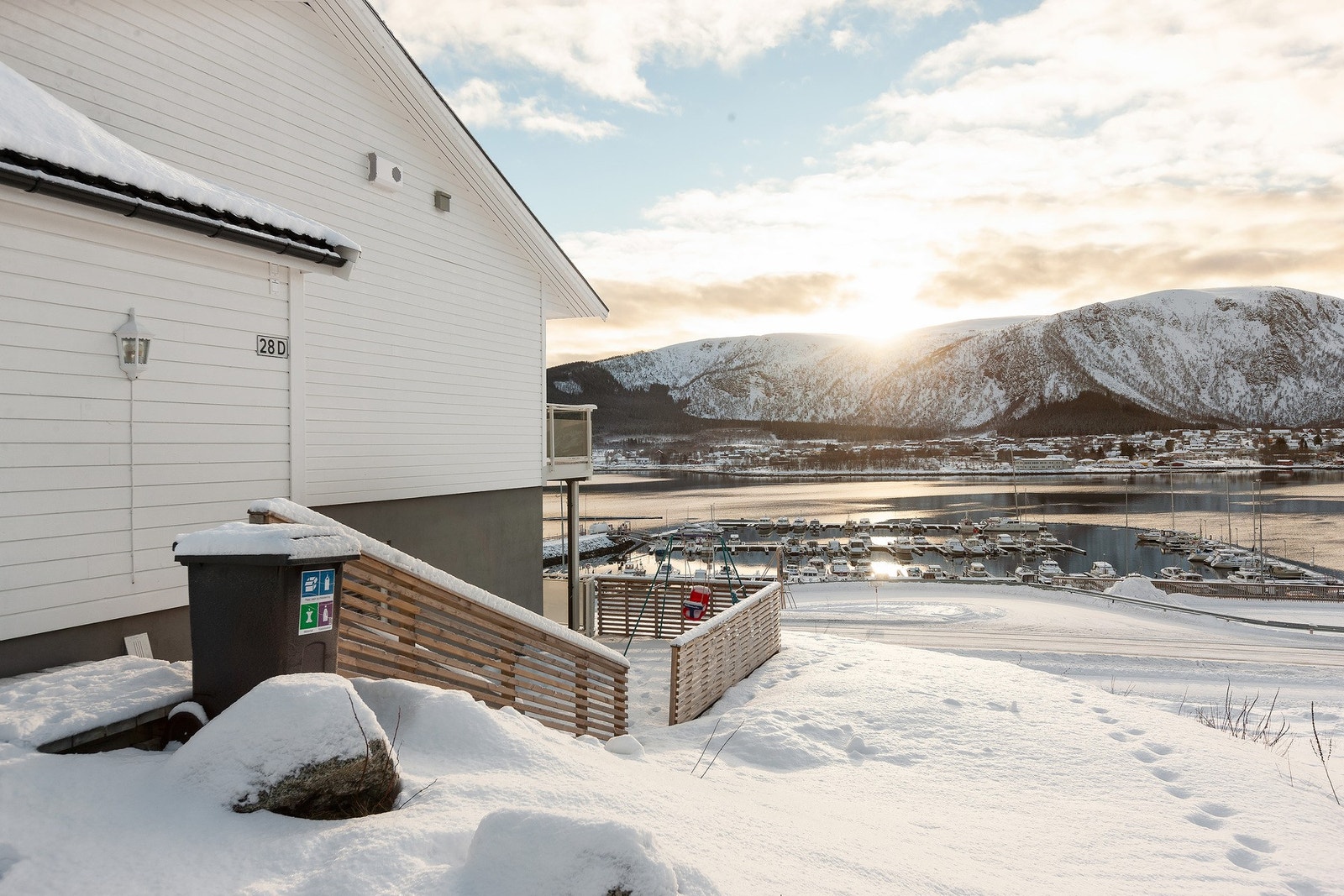 Fra parkering er det ei trapp ned til inngangspartiet. Galleribilde