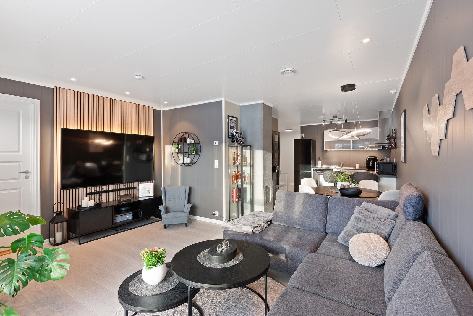 Den åpne løsningen gir en luftig og god romfølelse. Galleribilde