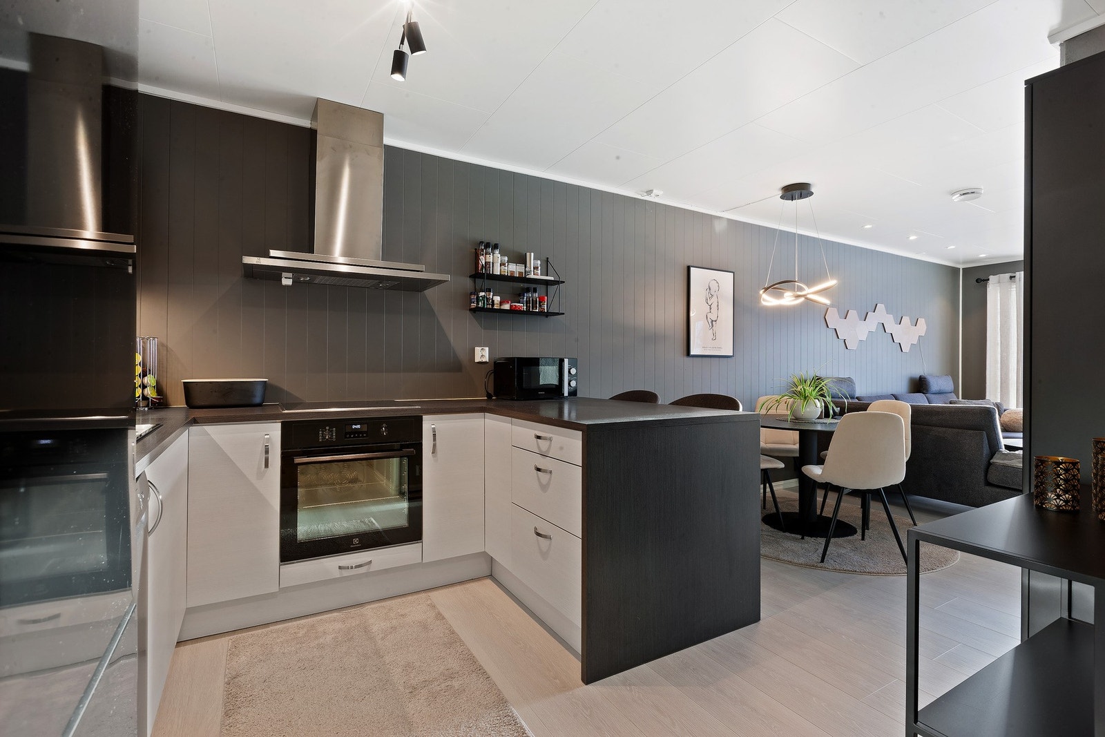 Kjøkken med god skap- og benkeplass. Galleribilde