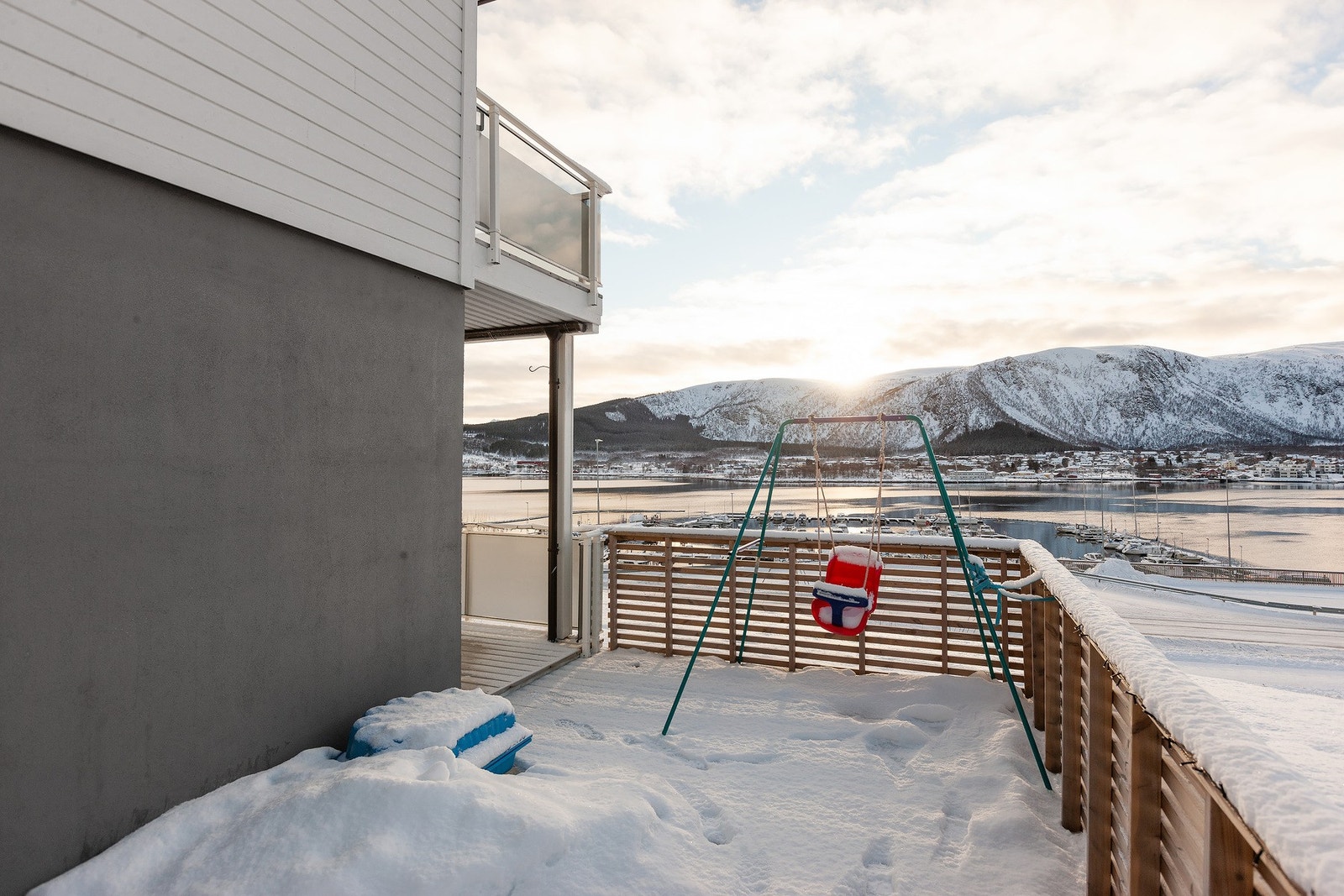 Stor platting med gode solforhold og god plass til grill og utemøbler. Galleribilde