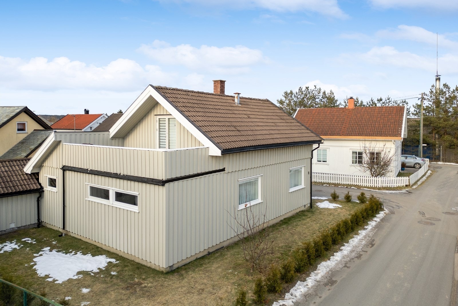 Høydefoto. Boligen ligger i stille og rolig område uten gjennomgangstrafikk Galleribilde