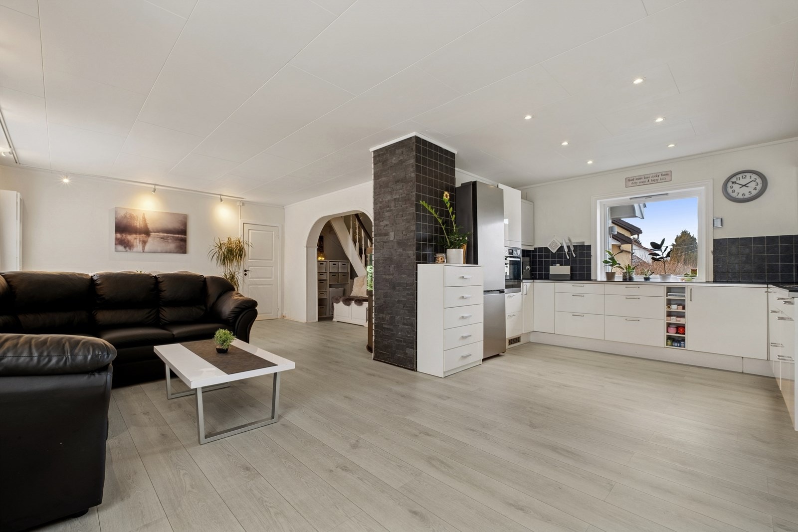 Stuen og kjøkken er i åpen løsning. Galleribilde