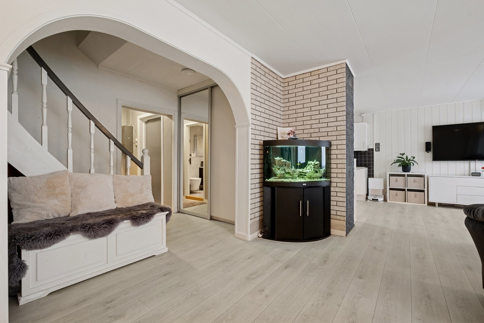 Fra entrèen kommer du inn til boligens stue. Galleribilde