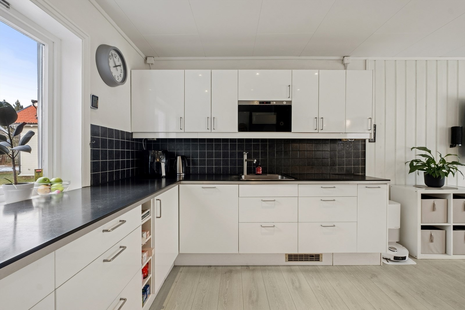 Det er integrert platetopp, komfyr og oppvaskmaskin. Galleribilde