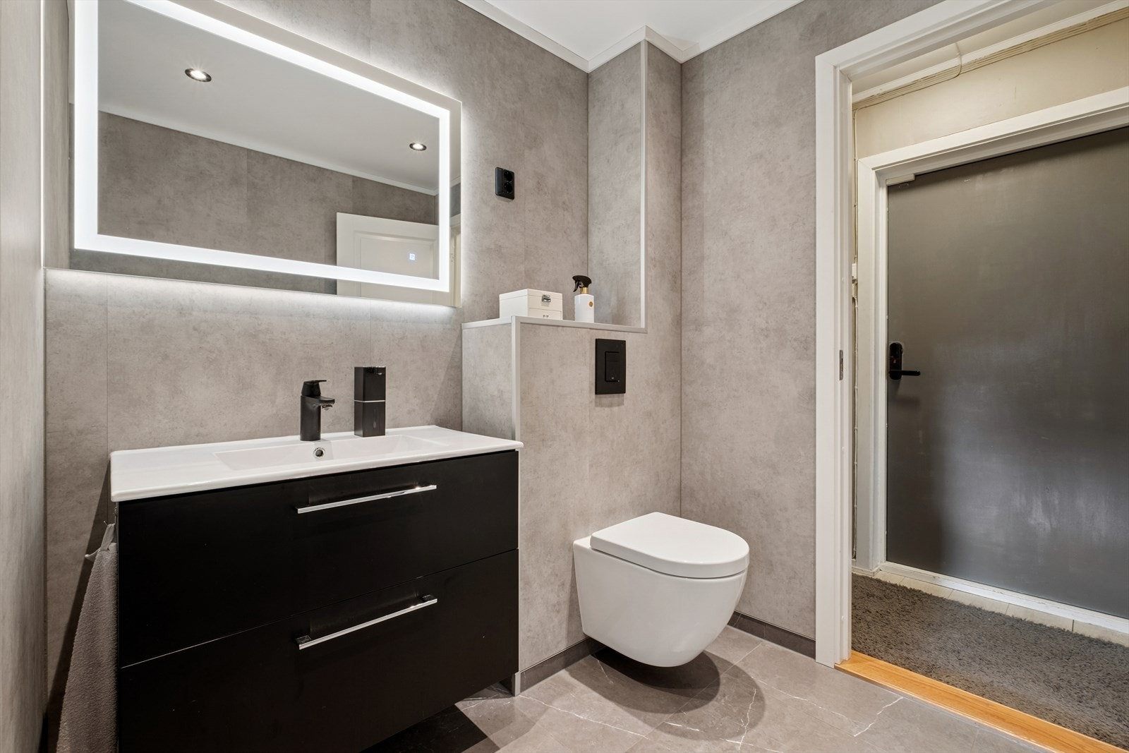 Det er baderomsplater på vegger og malte plater i tak. Gulvet har keramiske fliser med varmekabler. Galleribilde