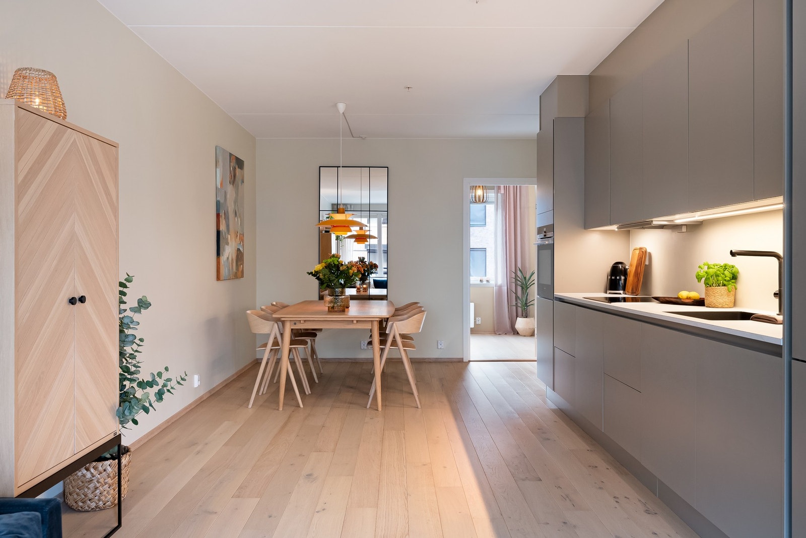 Lekkert og stilrent kjøkken fra HTH, holdt i en moderne fargetone. Galleribilde