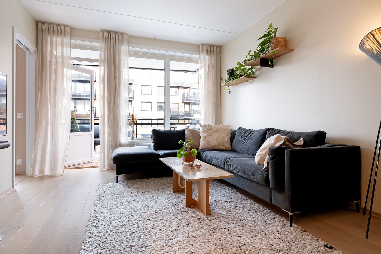 Dette er en lekker og moderne 4-roms leilighet fra 2023 beliggende i det populære boligprosjektet Løren Botaniske. Galleribilde