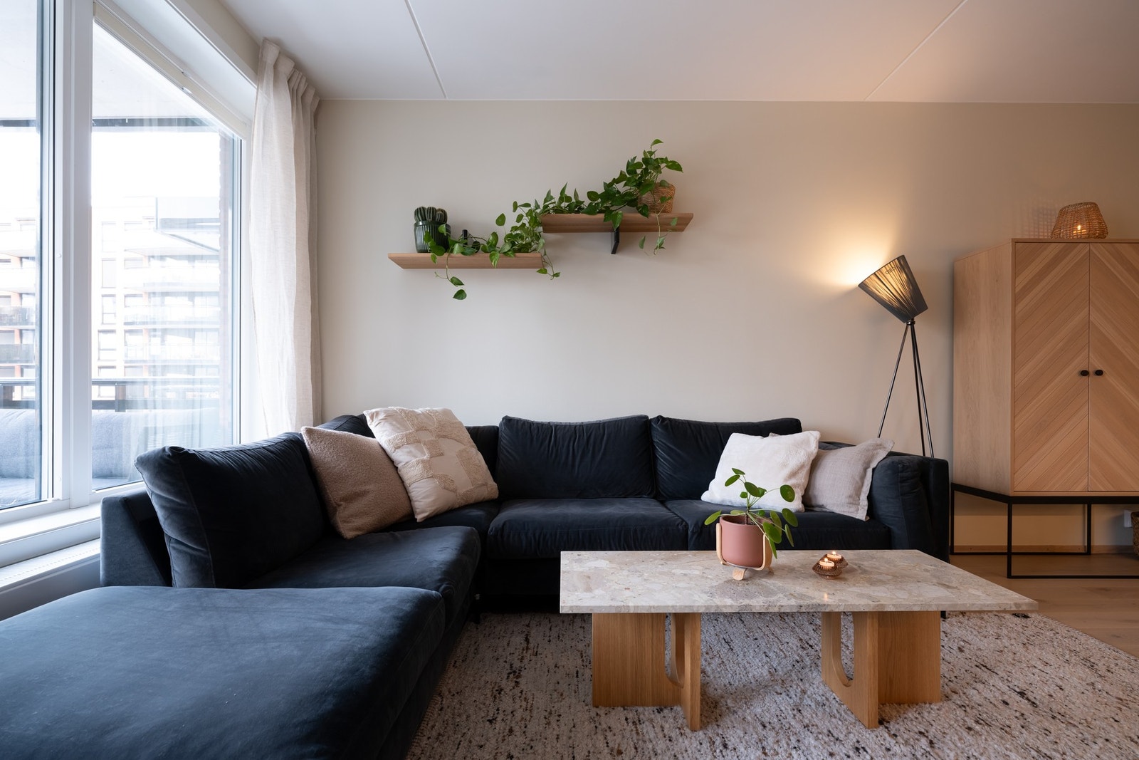 Leiligheten har en romslig og flott åpen stue- og kjøkkenløsning som er enkel å innrede. Galleribilde