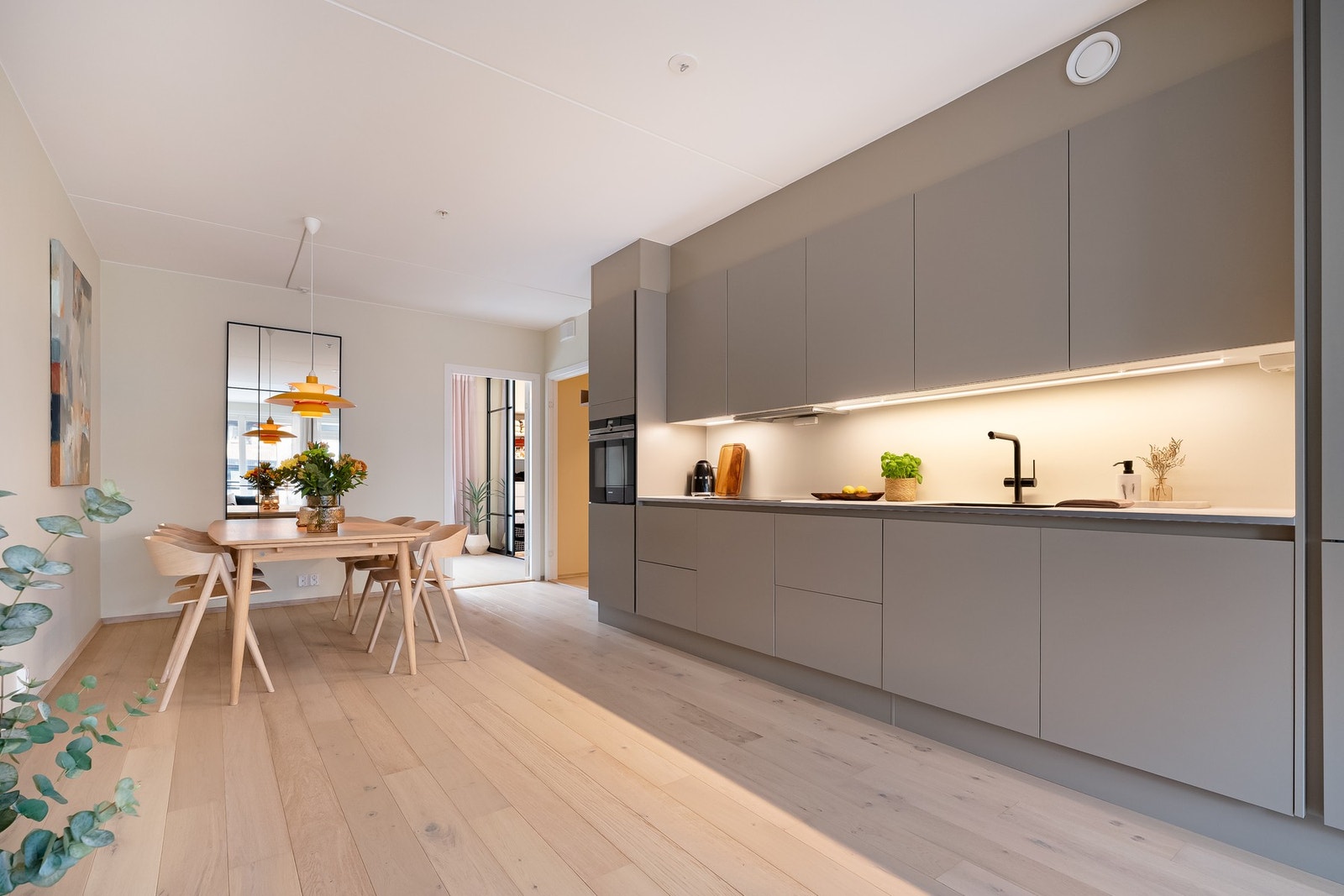 Fyring og varmtvann (a-konto) er inkludert i felleskostnadene. Galleribilde