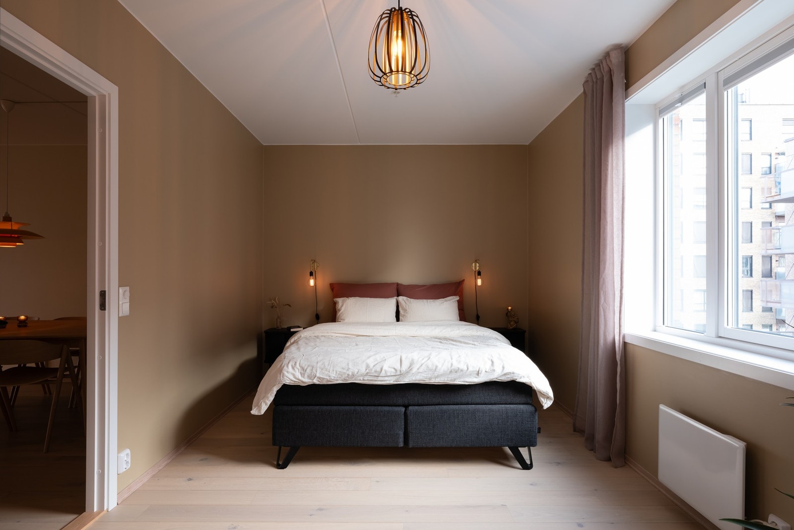 Hovedsoverommet er romslig, med plass til dobbeltseng og nattbord på begge sider. Galleribilde