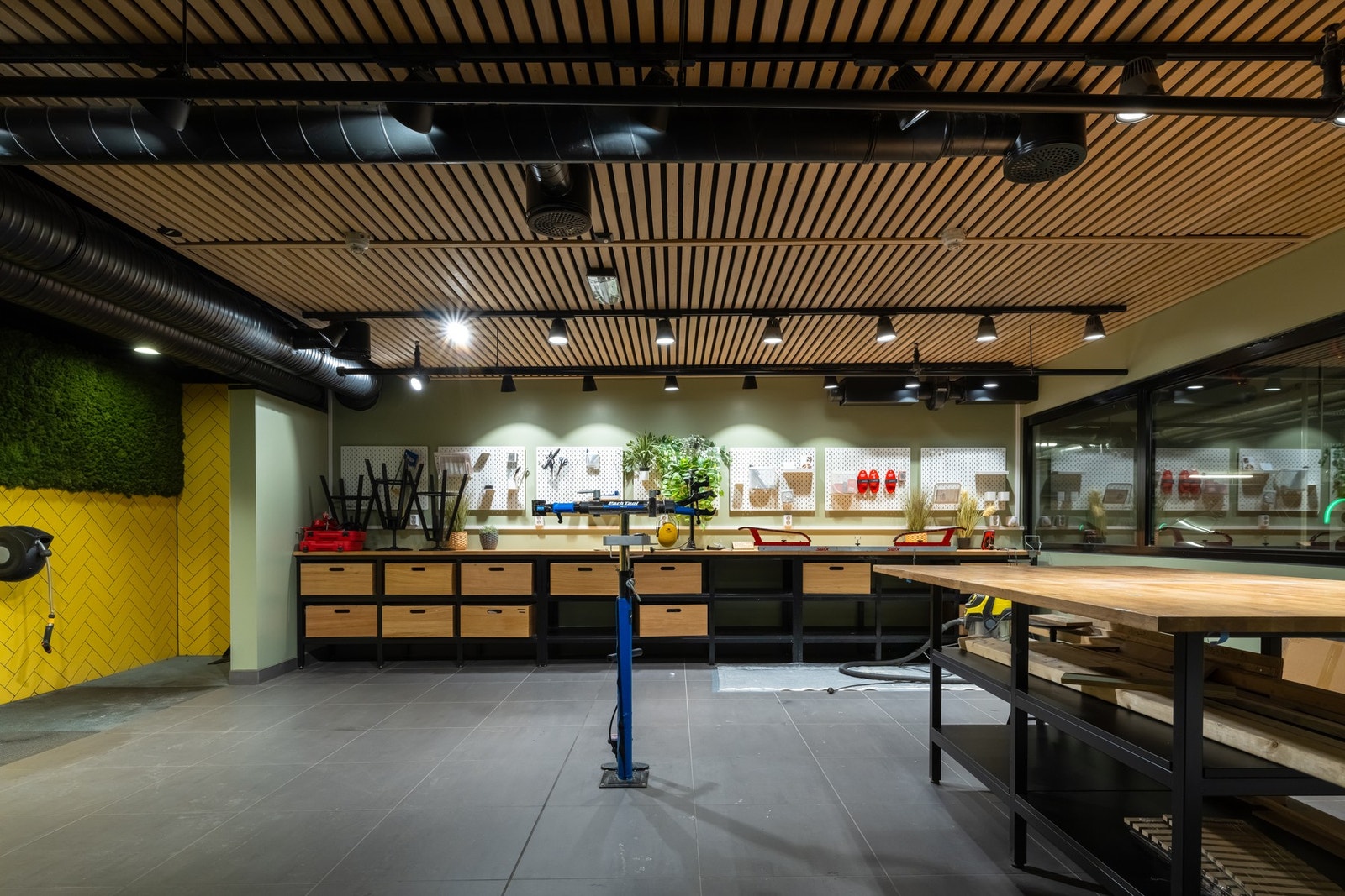 Felles hobbyrom utstyrt med ulike fasiliteter for beboernes glede, deriblant sykkelvask og -mekkestativ, hundevask, skismørestasjon og arbeidsbenk med verktøy. Galleribilde