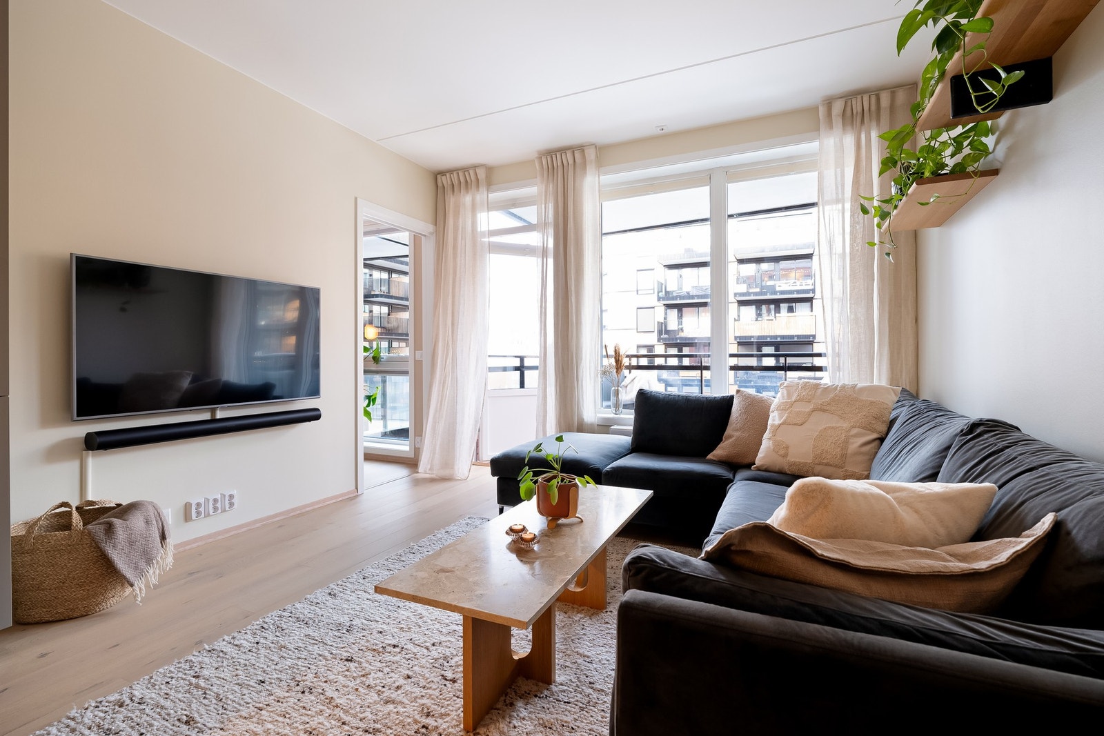 Her er det god plass til sofagruppe, salongbord, TV-benk og annet ønsket møblement. Galleribilde