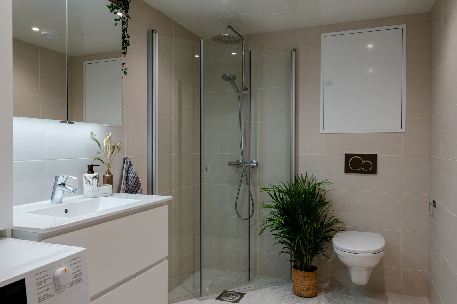 Leiligheten har et flott, flislagt bad av god størrelse. Her er det naturligvis gulvvarme og downlightsbelysning. Galleribilde