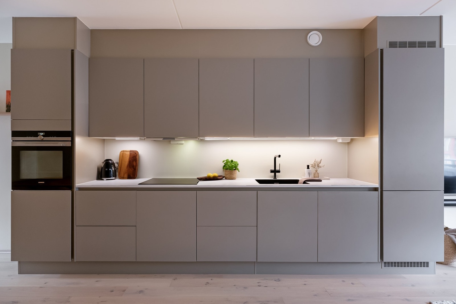 På kjøkkenet er det rikelig med både skap- og benkeplass. Innredningen har slette fronter, benkeplate av laminat og oppvaskkum i kompositt. Galleribilde