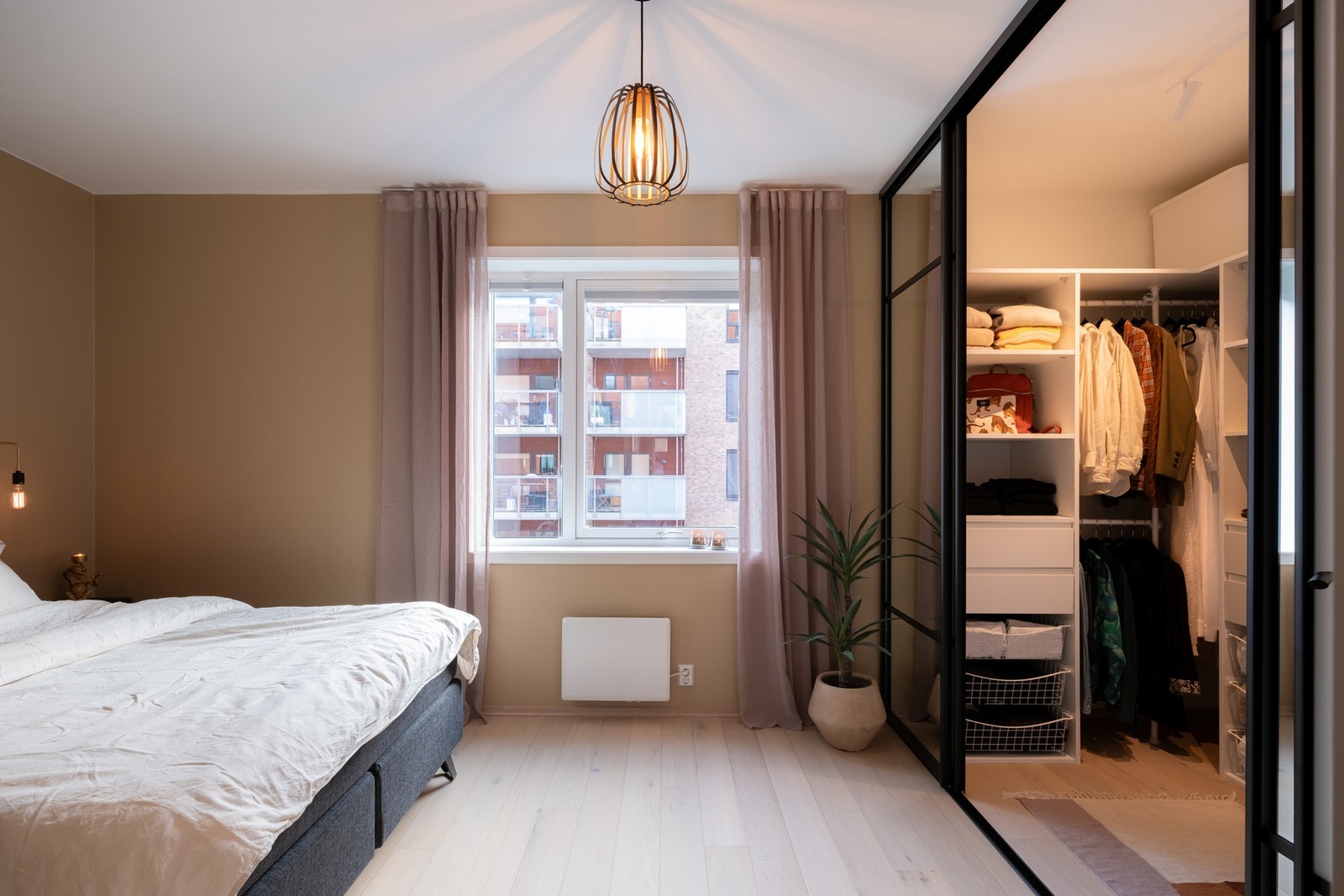 Det er montert elektrisk utvendig solskjerming på dette soverommet og barnerommet. Galleribilde