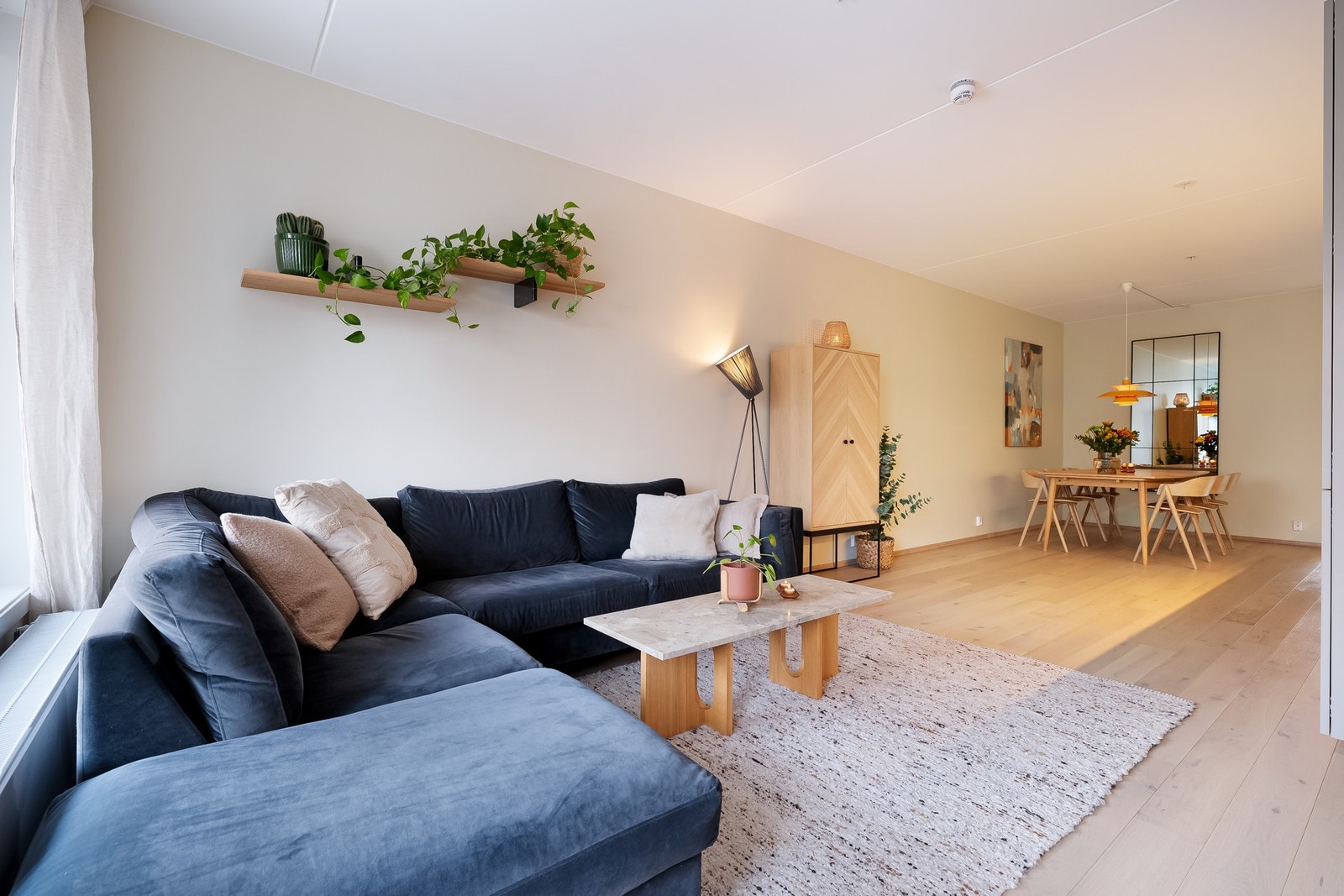 Leiligheten er holdt i moderne farger og et lekkert 1-stavs parkettgulv. Galleribilde