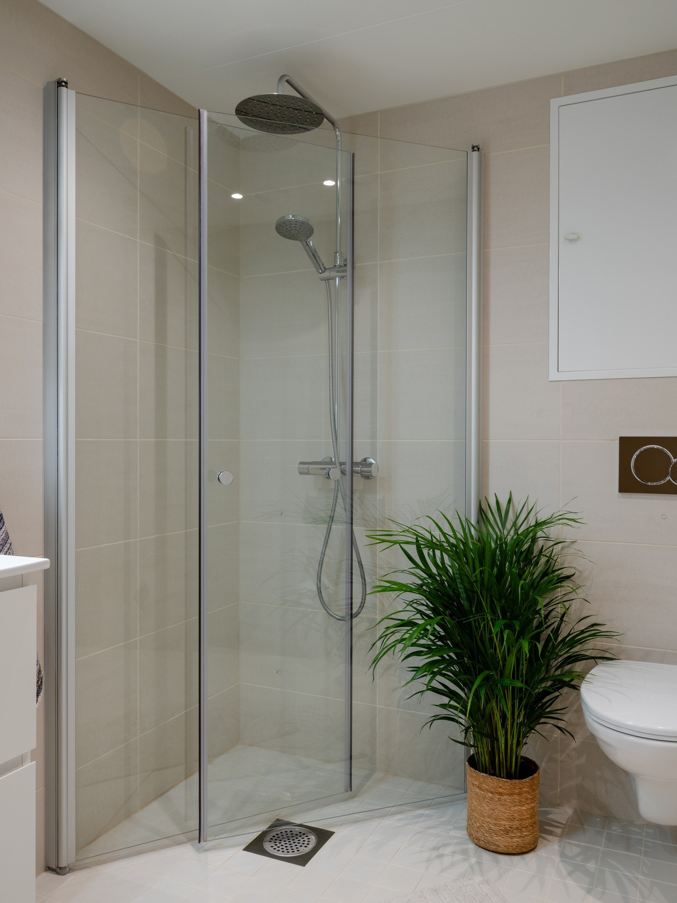 Badet er utstyrt med baderomsinnredning med to skuffer og servant, dusj med regnfalldusj og innadslående dusjvegger, speilskap, samt vegghengt toalett. Galleribilde