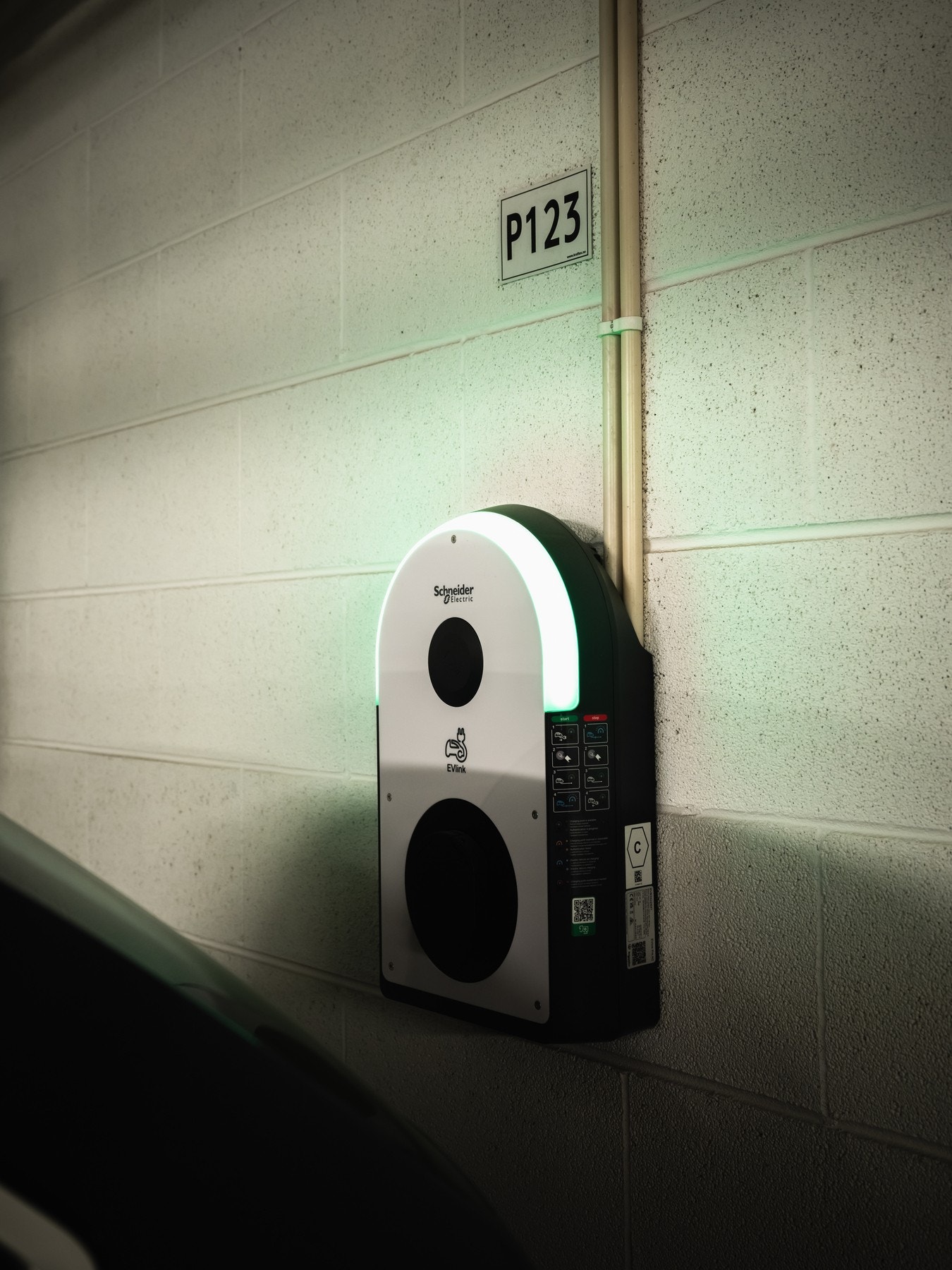 Det er montert lader til elbil. Galleribilde