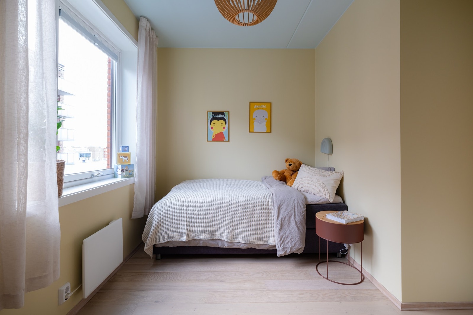 Leilighetens andre soverom. Her er det også elektrisk utvendig solskjerming. Galleribilde