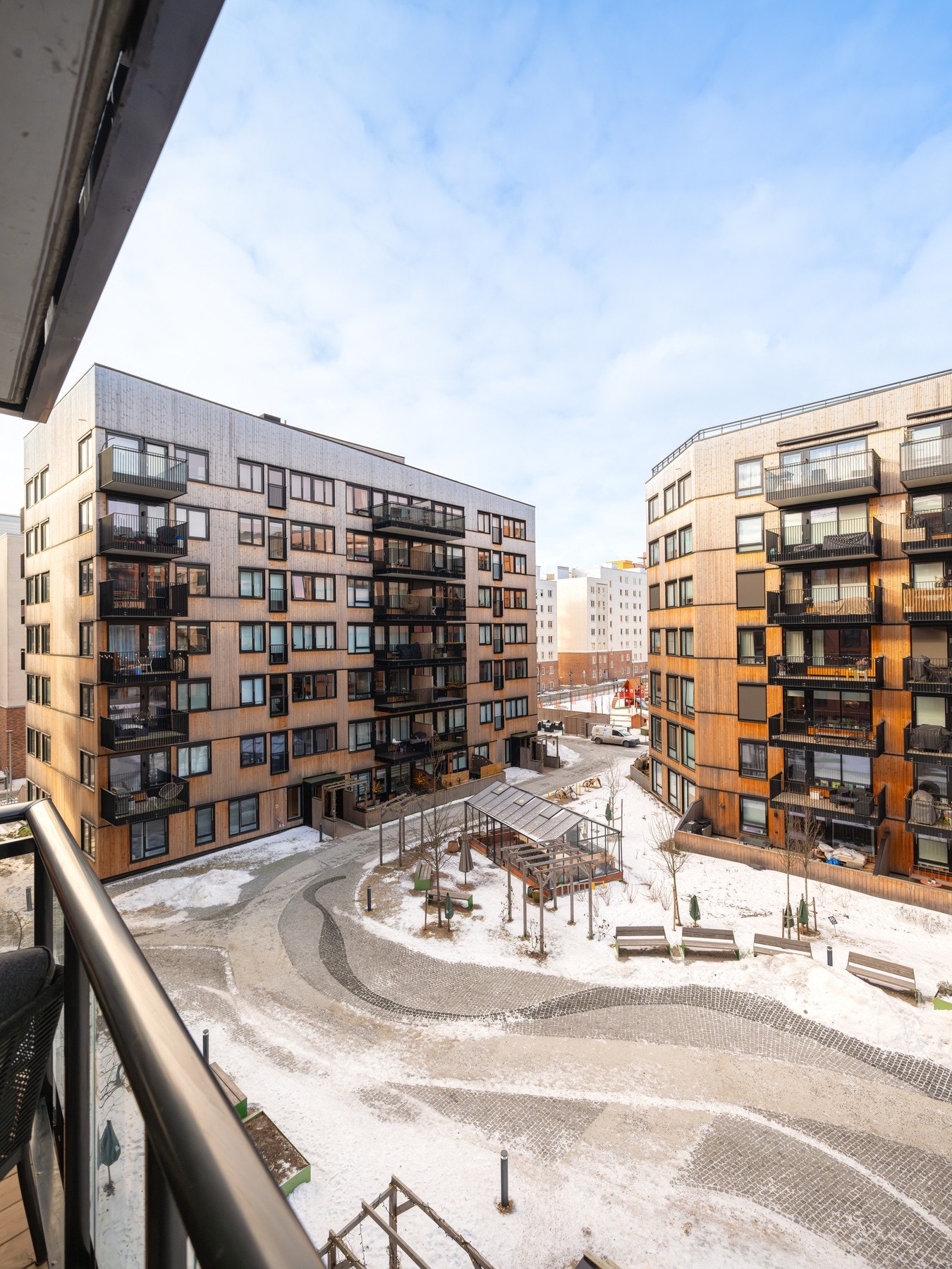 Balkongen er vestvendt og har med det kveldssol. Galleribilde