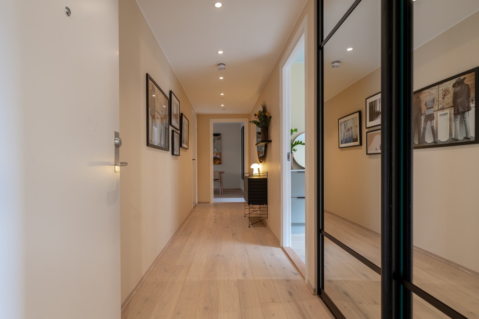 Her blir du møtt av en romslig og innbydende entré som gir et godt førsteinntrykk av leiligheten. Galleribilde