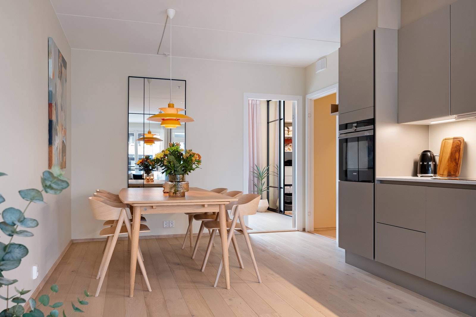 Av hvitevarer finner du integrert platetopp, komfyr og oppvaskmaskin, og kjøl-/fryseskap - disse medfølger naturligvis ved salg. Galleribilde