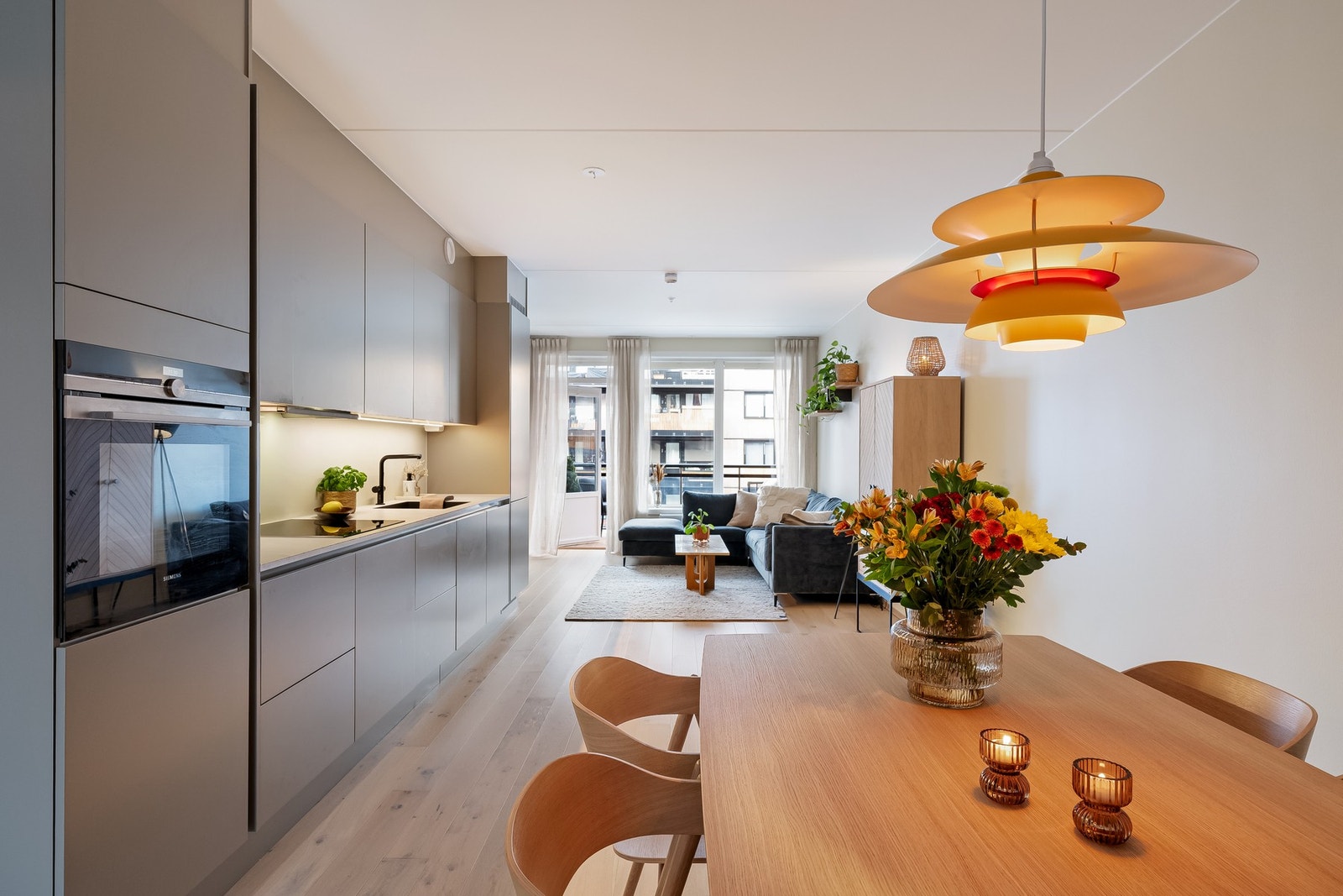 I tilknytning til kjøkkenet er det plass til et stort spisebord der gode måltider kan nytes med venner og familie. Galleribilde