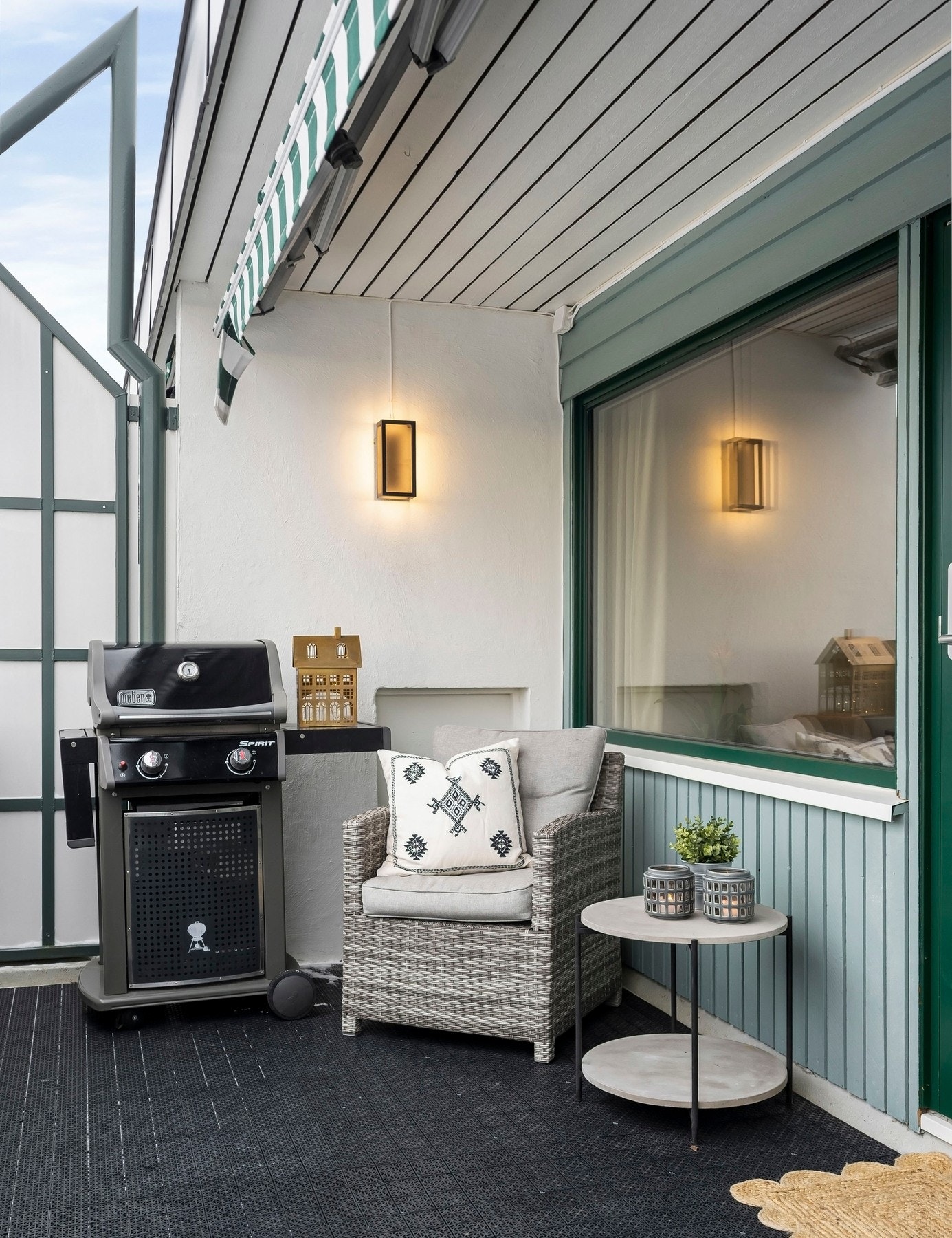 Fra stuen er det utgang til en overbygget balkong på 14 kvm. Galleribilde