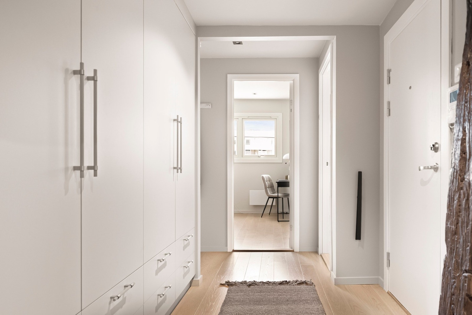 Velkommen inn! Det første som møter deg er en lys og innbydende entré som gir et svært godt førsteinntrykk av boligen. Galleribilde