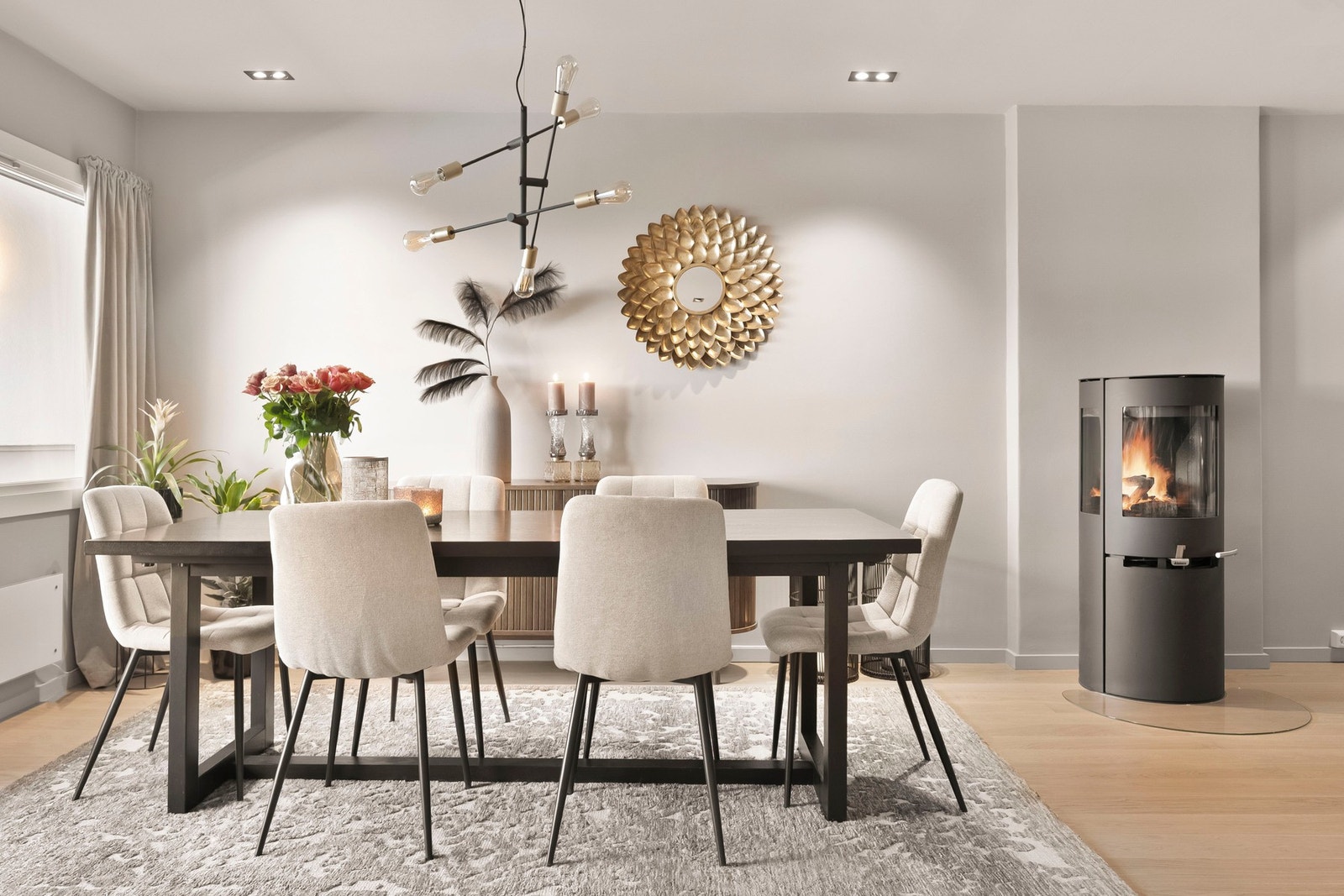 I 2024 ble leiligheten oppgradert ned nymalte overflater og en-stavs eikeparkett. Galleribilde