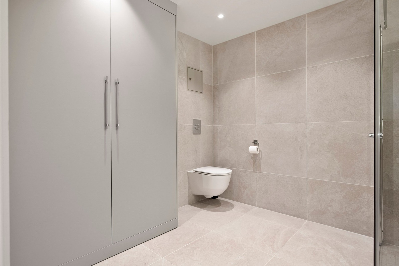 Det er etablert en plassbygd løsning for vaskemaskin og tørketrommel som gir en praktisk og ryddig romutnyttelse. Galleribilde