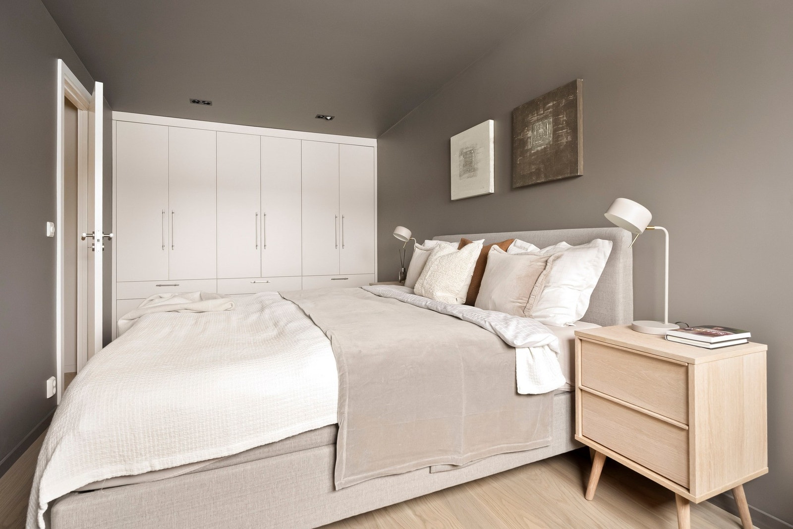 Veggene er malt i en fin gråtone og gulvet er dekket med en-stavs eikeparkett. Galleribilde