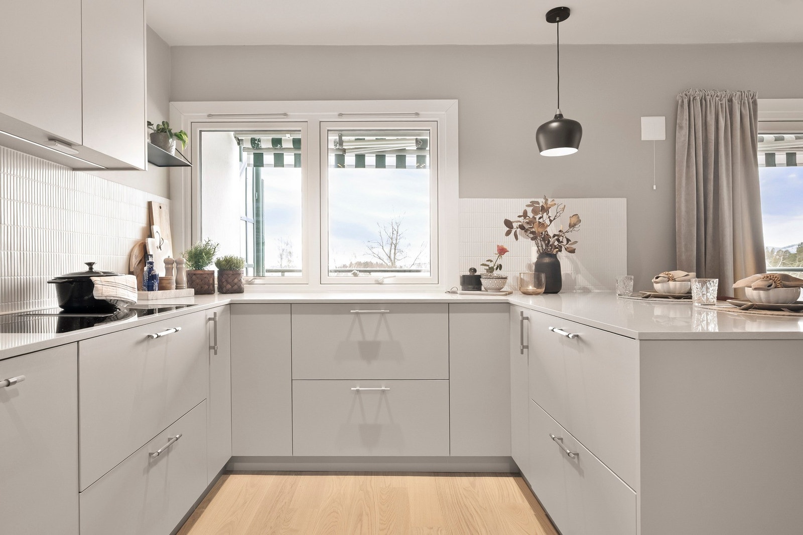 Kjøkkeninnredningen er av høy kvalitet fra Oslo Kjøkkenstudio, levert og montert i 2024. Galleribilde