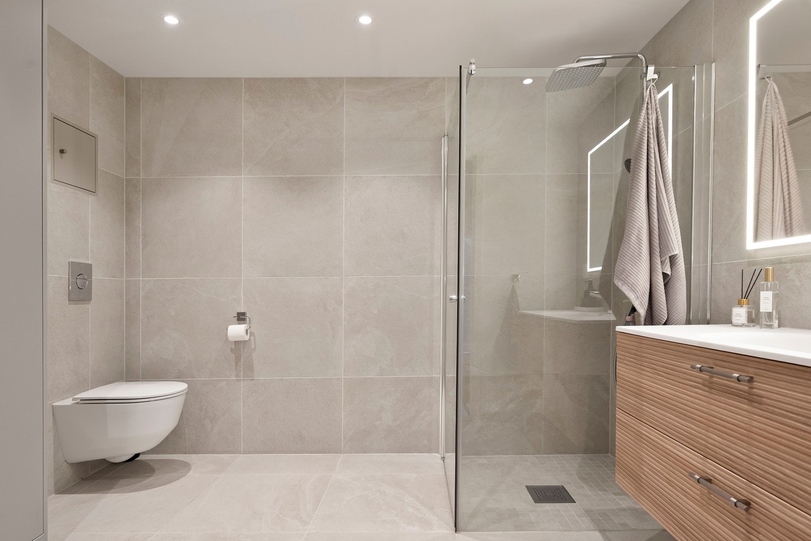 Badet har vegg- og gulvflater flislagt i et delikat fargevalg, behagelig gulvvarme og himling med downlights. Galleribilde