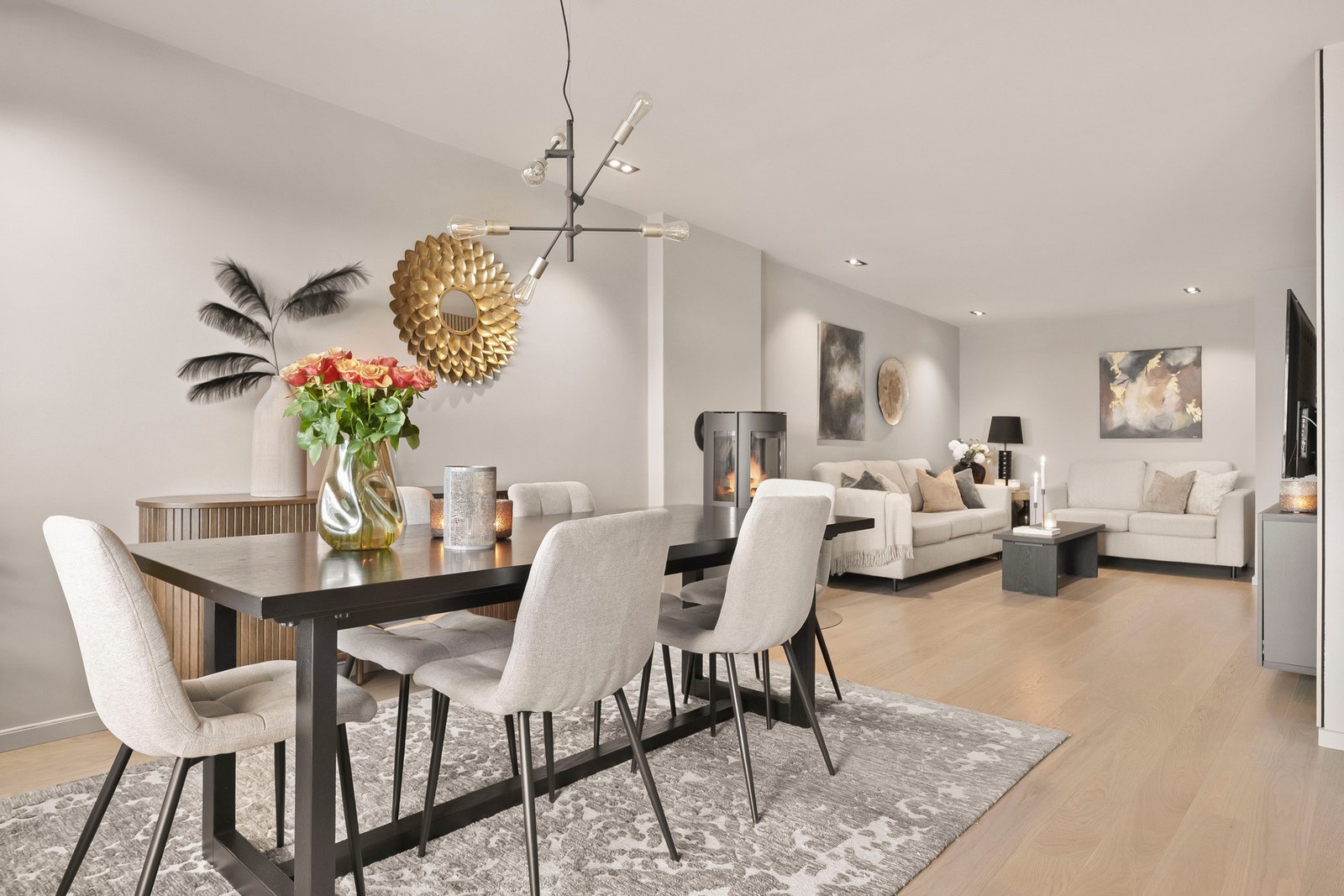 Stuen har god utforming med naturlig plass til en spisegruppe, sofa og TV med tilhørende møblement. Galleribilde