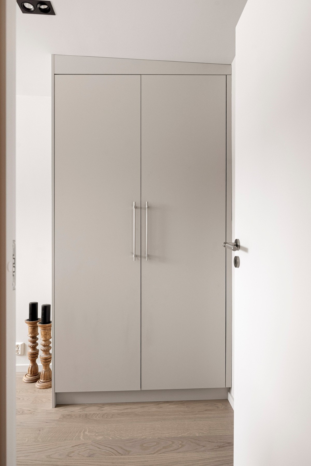 Plassbygde garderobeskap på soverom medfølger salget. Galleribilde