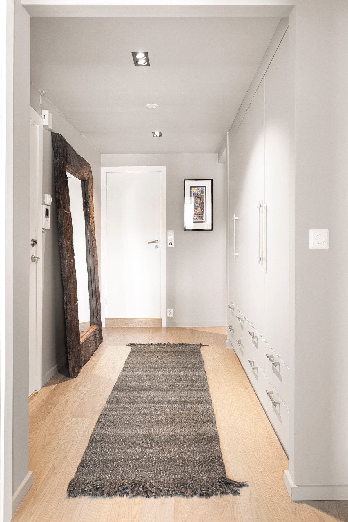 Boligen har leilighetsdør med brann-/lydmotstand, sikkerhetslås og kikkehull. Adkomst gjøres via felles trappegang med callinganlegg. Galleribilde