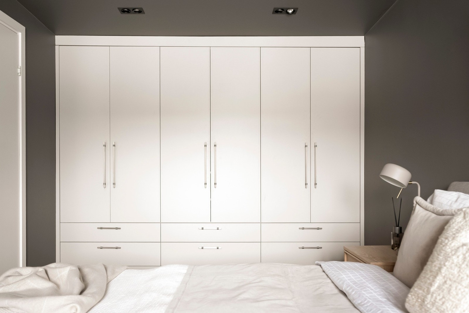 Soverommet har et romslig og plassbygget garderobeskap fra 2024. Galleribilde