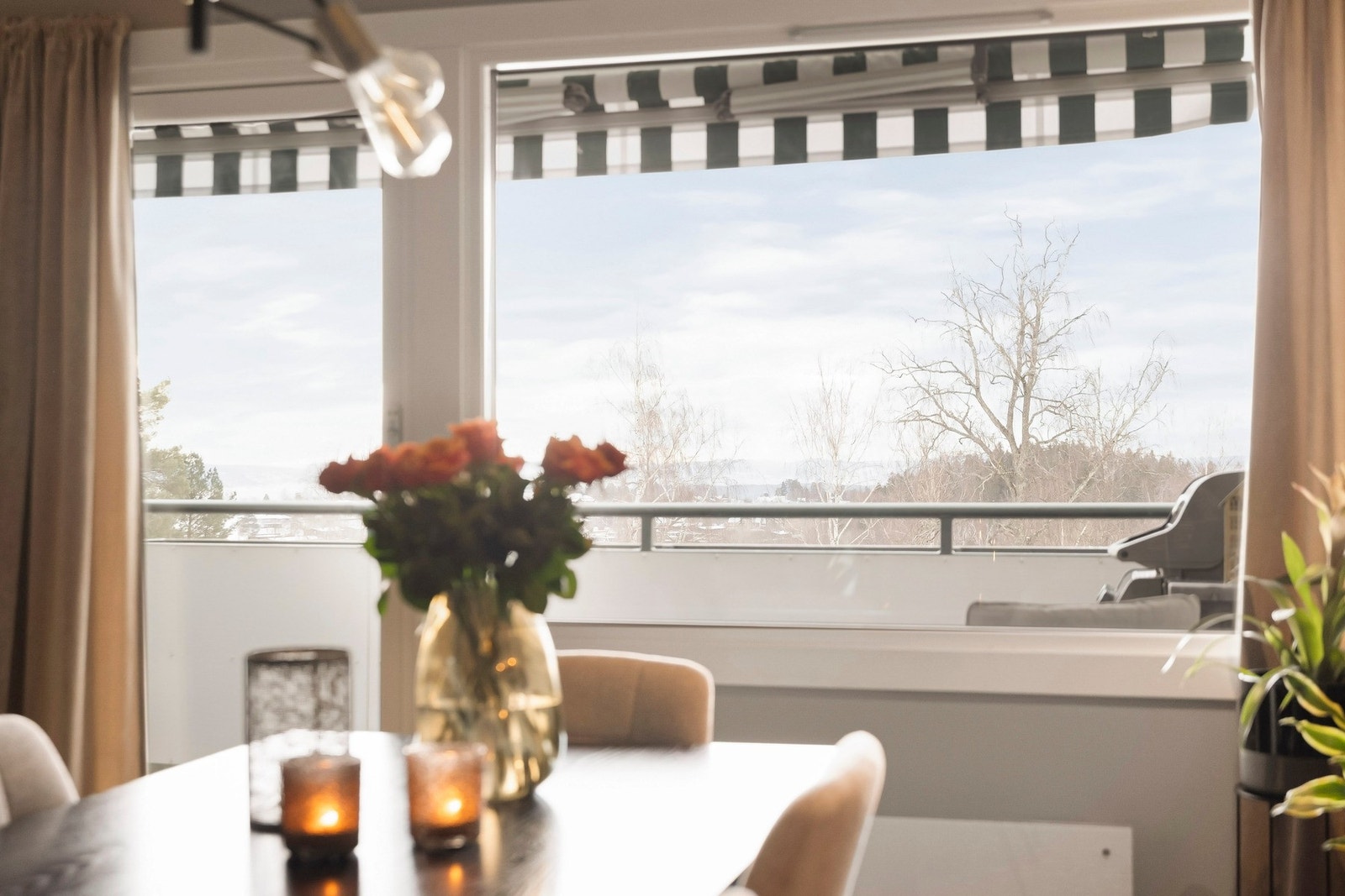 I 2024 fikk leiligheten også nye vinduer og ny balkongdør. Galleribilde