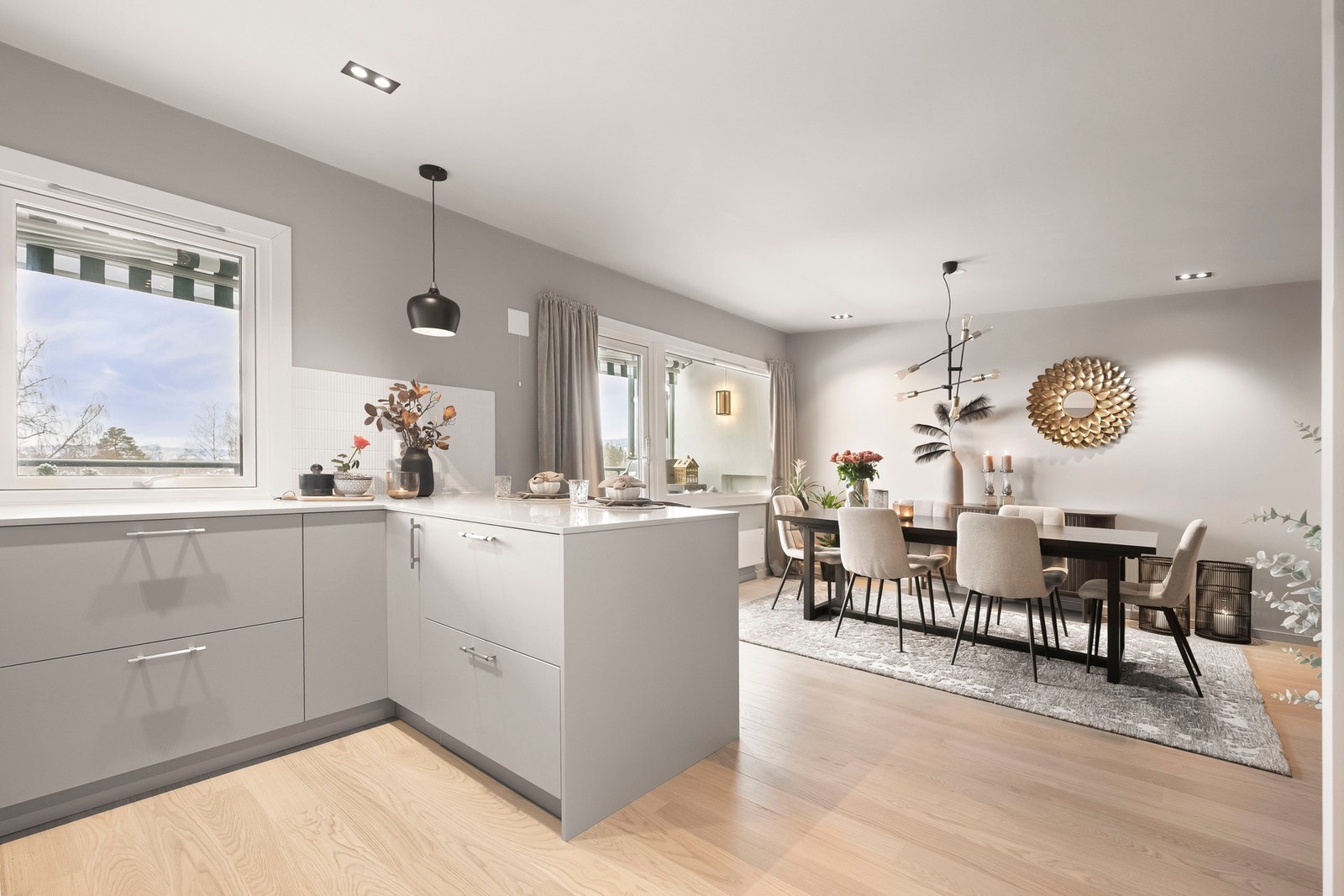 Kjøkkenet ligger i en åpen og sosial løsning med stuen. Galleribilde