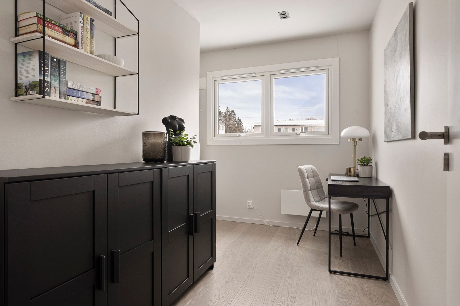 De andre soverommene er også av god størrelse med plass til en seng, nattbord og en oppbevaringsløsning. Dette rommet har plass til enkeltseng i nisjen ved vinduet. Galleribilde