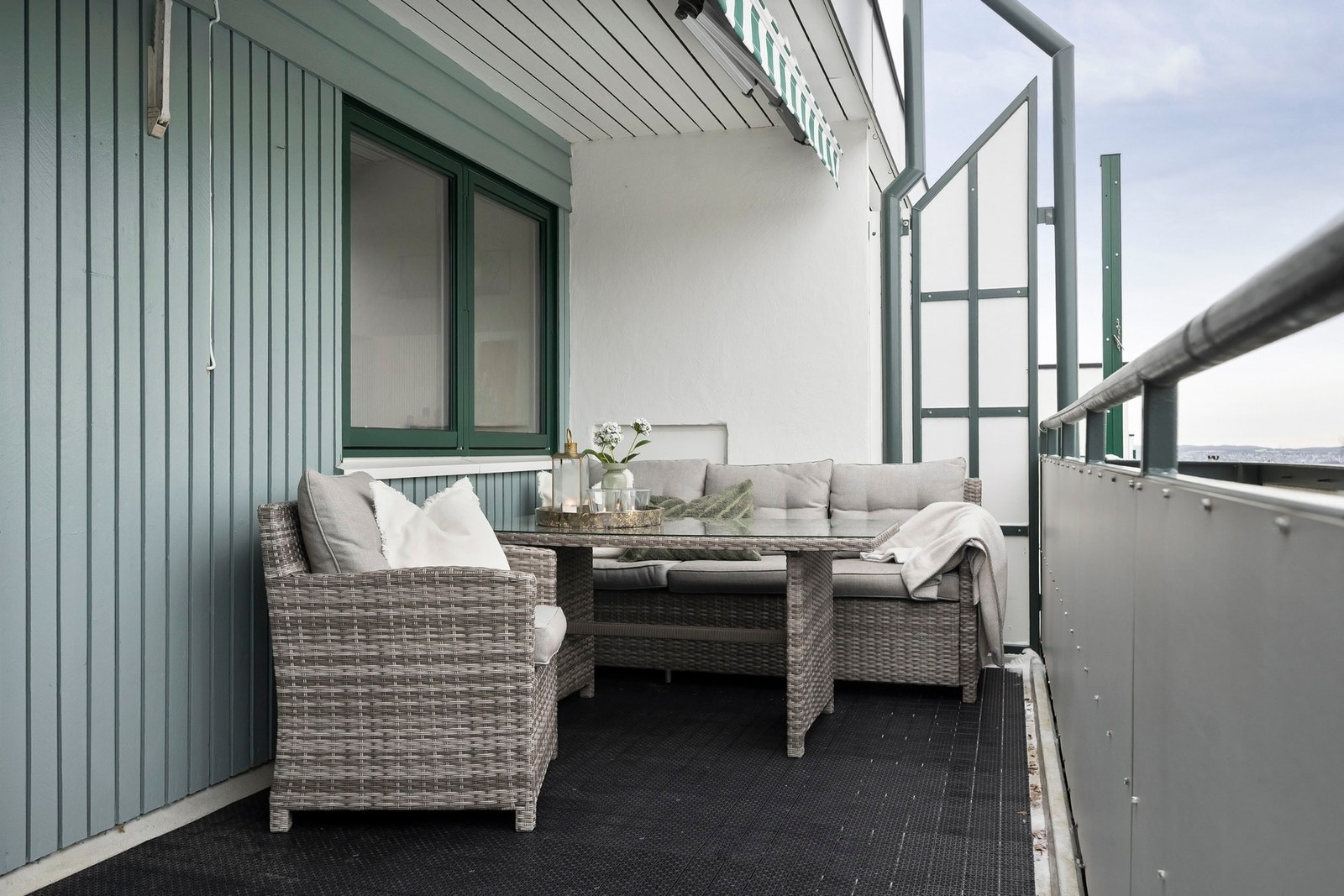 Her har du god plass til en sittegruppe, grill og dekorativ beplantning. Galleribilde