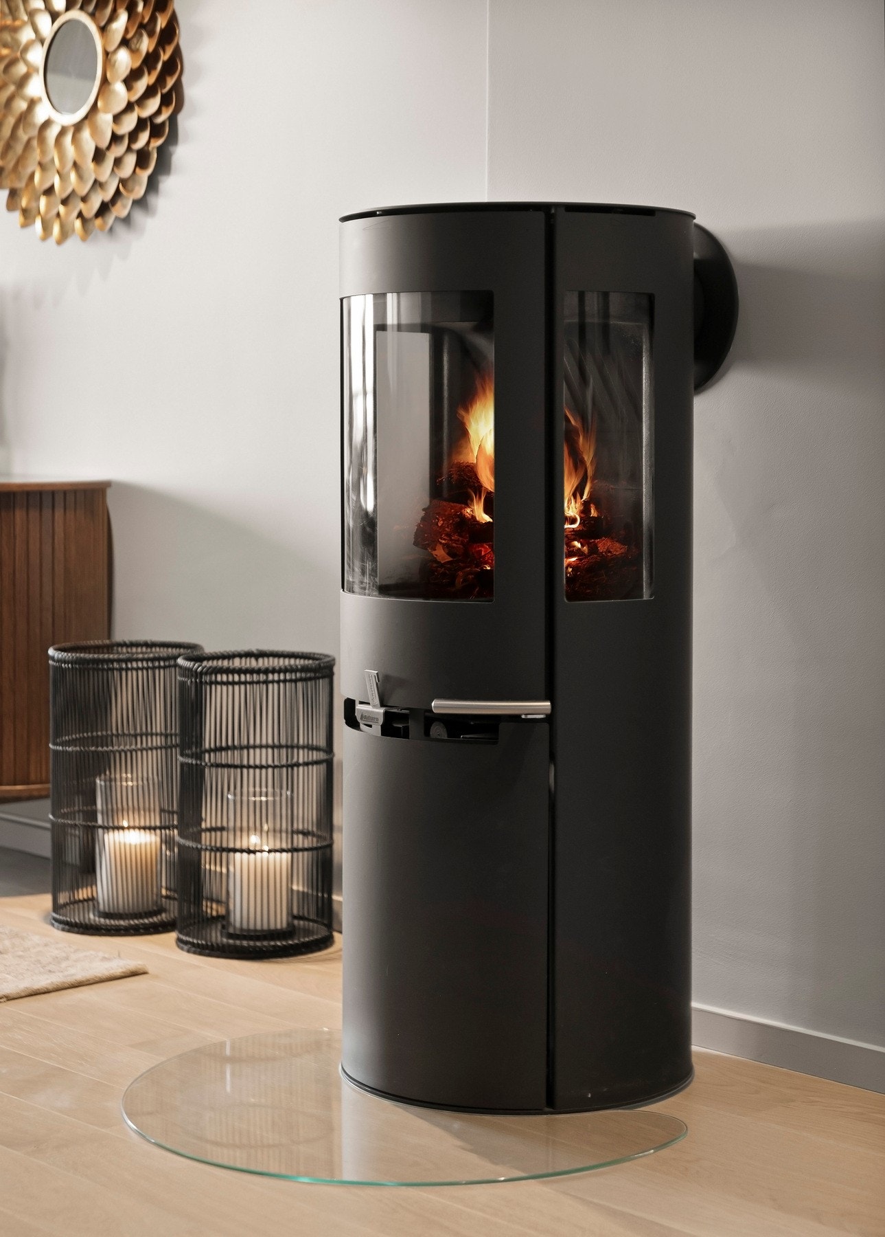 Sentralt i rommet er det installert en peisovn fra Aduro (2024) som fungerer som et naturlig blikkfang og gir både varme og hygge på kjølige dager. Galleribilde