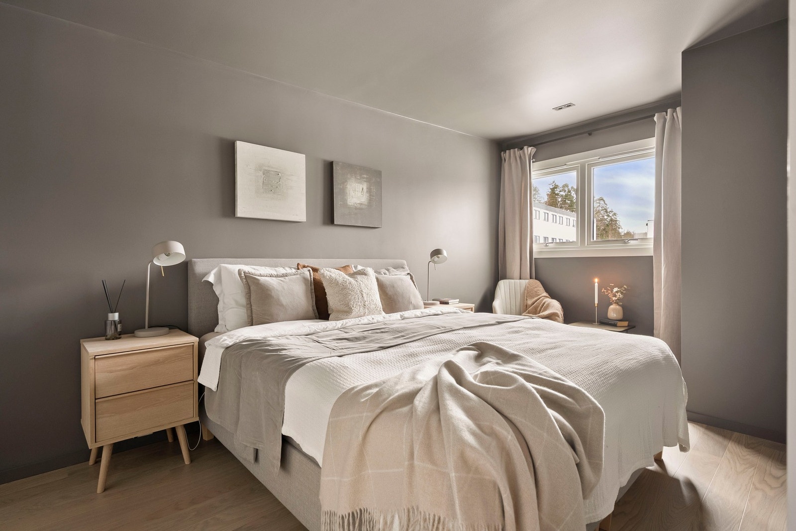 Hovedsoverommet er romslig med god plass til dobbeltseng, nattbord og dekor. Galleribilde