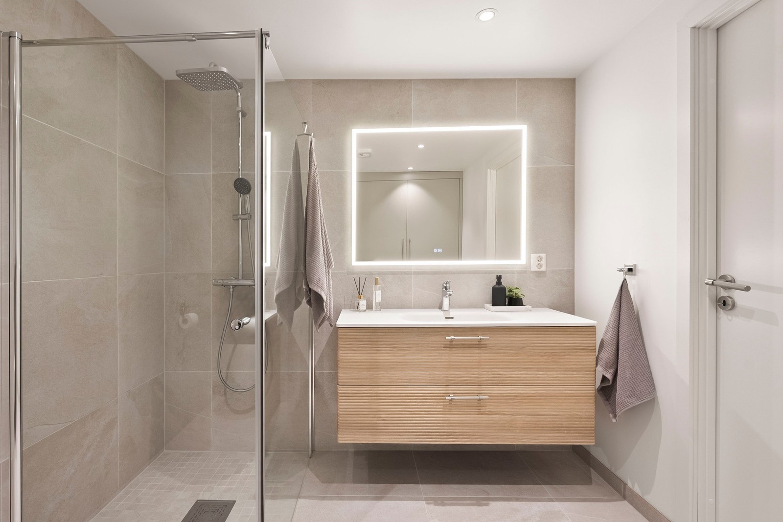 Badet ble totalrenovert i 2024 og fremstår moderne, stilrent og funksjonelt. Galleribilde