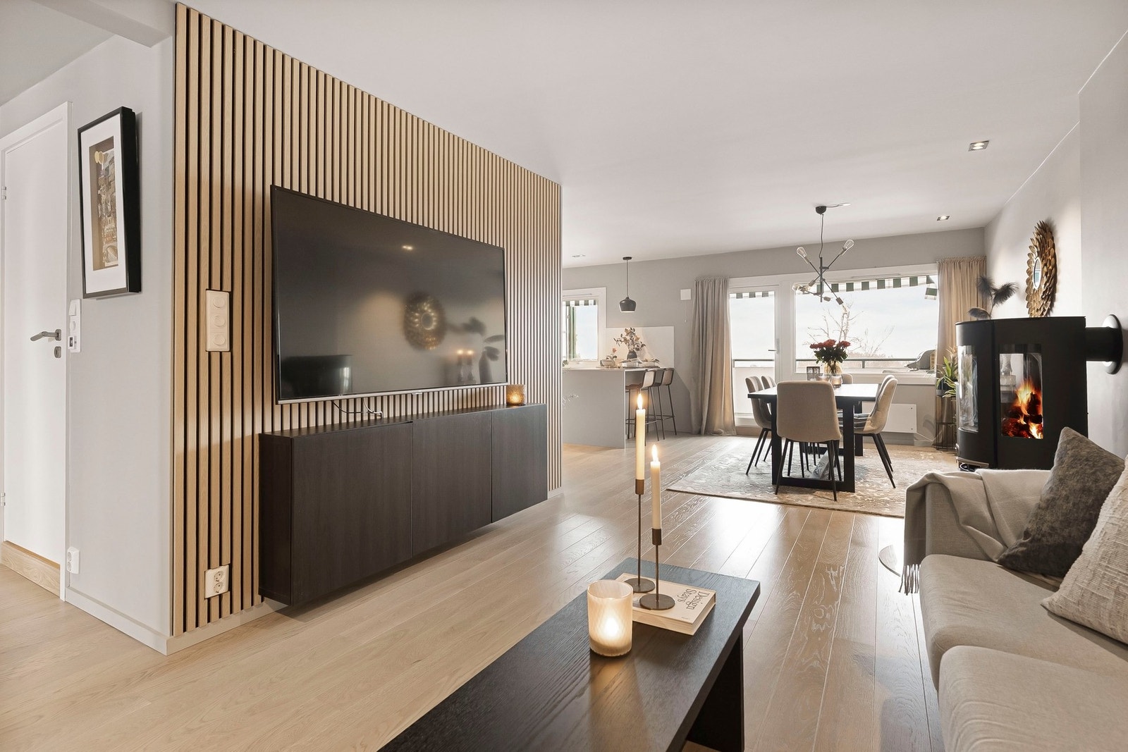 De lyse overflatene kombinert med en moderne spilevegg (2024) skaper et helhetlig og eksklusivt uttrykk. Galleribilde